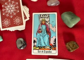 Tarot de setembro de 2025: Rei de Espadas traz clareza e estratégia para o amor e a carreira.