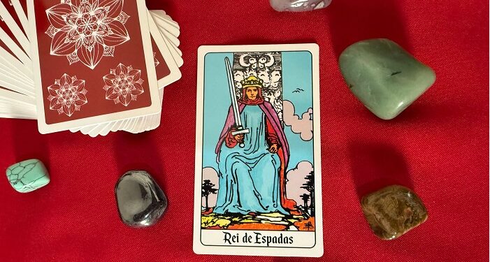 Tarot de setembro de 2025: Rei de Espadas traz clareza e estratégia para o amor e a carreira.