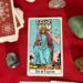 Tarot de setembro de 2025: Rei de Espadas traz clareza e estratégia para o amor e a carreira.