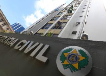 Influenciadores são alvos da Operação Desfortuna por promoverem jogos ilegais online. Polícia aponta lavagem de dinheiro e movimentações de mais de R$ 4 bilhões.