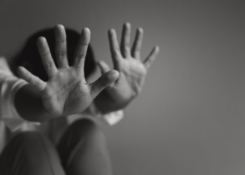 A Lei Maria da Penha completa 19 anos enquanto o Brasil registra aumento alarmante de feminicídios e falhas na proteção de vítimas, segundo o Anuário de Segurança Pública.