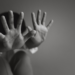 A Lei Maria da Penha completa 19 anos enquanto o Brasil registra aumento alarmante de feminicídios e falhas na proteção de vítimas, segundo o Anuário de Segurança Pública.