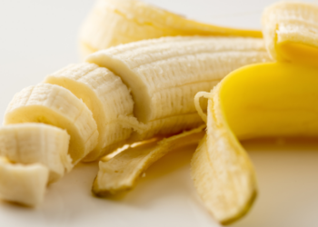Apesar de comum, a banana precisa ser lavada antes de descascar para evitar transferência de sujeira, pesticidas e bactérias como salmonela e E. coli.