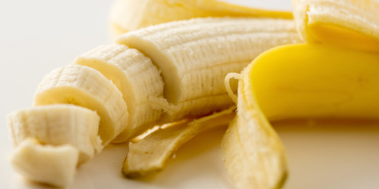 Apesar de comum, a banana precisa ser lavada antes de descascar para evitar transferência de sujeira, pesticidas e bactérias como salmonela e E. coli.
