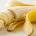 Apesar de comum, a banana precisa ser lavada antes de descascar para evitar transferência de sujeira, pesticidas e bactérias como salmonela e E. coli.