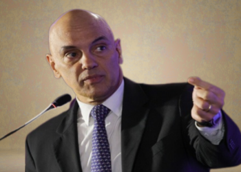 Ministros do STF estão na mira dos EUA, que ameaçam aplicar sanções por apoio a Moraes. Crise diplomática com o Brasil se intensifica.