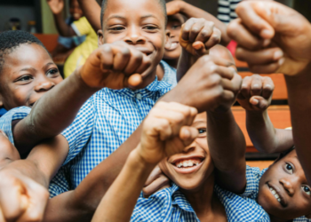 Com apoio do Unicef, Brasil reduziu a mortalidade de crianças menores de 1 ano em mais de 90%. Documento destaca avanços e desafios na proteção infantil.
