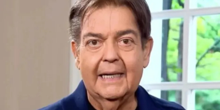 Faustão deixa a UTI e segue em apartamento no Hospital Albert Einstein após transplante de rim e fígado. Ele está em reabilitação física e nutricional após várias cirurgias desde 2023.