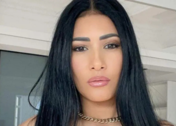 A cantora Simaria chamou atenção ao publicar uma foto nua em seu perfil nas redes sociais. A imagem causou repercussão e levantou debates sobre empoderamento e exposição na internet.