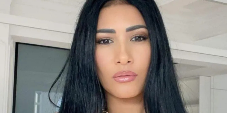 A cantora Simaria chamou atenção ao publicar uma foto nua em seu perfil nas redes sociais. A imagem causou repercussão e levantou debates sobre empoderamento e exposição na internet.