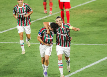 Fluminense vence América de Cali por 2 a 0 e garante vaga nas quartas da Sul-Americana. Goleiro Fábio quebra recorde mundial de jogos.