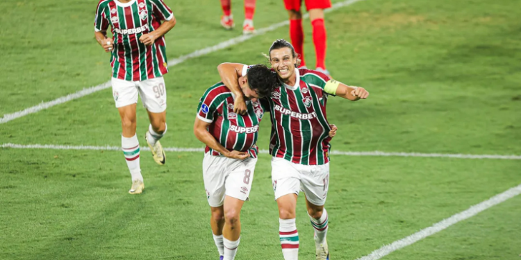 Fluminense vence América de Cali por 2 a 0 e garante vaga nas quartas da Sul-Americana. Goleiro Fábio quebra recorde mundial de jogos.