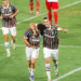 Fluminense vence América de Cali por 2 a 0 e garante vaga nas quartas da Sul-Americana. Goleiro Fábio quebra recorde mundial de jogos.