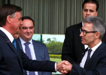 Romeu Zema, governador de Minas Gerais, afirma que família Bolsonaro enfrenta momento difícil e defende fortalecimento da direita após críticas de Carlos Bolsonaro sobre pré-candidatura à presidência.