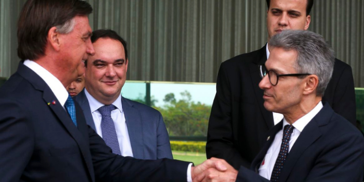 Romeu Zema, governador de Minas Gerais, afirma que família Bolsonaro enfrenta momento difícil e defende fortalecimento da direita após críticas de Carlos Bolsonaro sobre pré-candidatura à presidência.