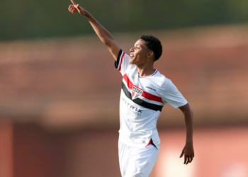 São Paulo FC joga pelo Campeonato Paulista Sub-15 e Sub-17 neste sábado (23) em Cotia. Sub-15 enfrenta Votuporanguense e Sub-17 encara a Ferroviária, com transmissão da SPFC Play e entrada gratuita.
