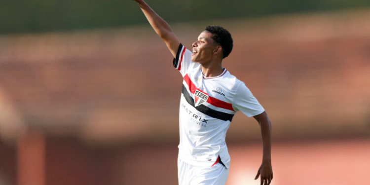 São Paulo FC joga pelo Campeonato Paulista Sub-15 e Sub-17 neste sábado (23) em Cotia. Sub-15 enfrenta Votuporanguense e Sub-17 encara a Ferroviária, com transmissão da SPFC Play e entrada gratuita.