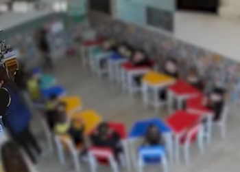 Professora de 49 anos foi presa em Palmeira das Missões após agredir aluno de 4 anos com pilha de livros em escola de Caxias do Sul. Caso está sendo investigado como maus-tratos qualificados.