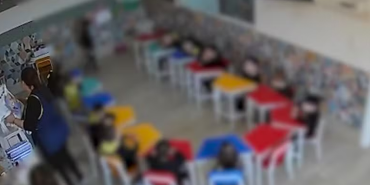 Professora de 49 anos foi presa em Palmeira das Missões após agredir aluno de 4 anos com pilha de livros em escola de Caxias do Sul. Caso está sendo investigado como maus-tratos qualificados.