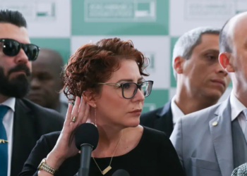 STF condena Carla Zambelli (PL-SP) a 5 anos e 3 meses de prisão por porte ilegal de arma e constrangimento. Deputada já havia sido sentenciada a 10 anos por invasão ao CNJ e cumpre prisão na Itália.