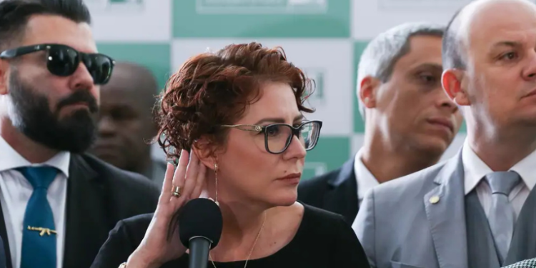 STF condena Carla Zambelli (PL-SP) a 5 anos e 3 meses de prisão por porte ilegal de arma e constrangimento. Deputada já havia sido sentenciada a 10 anos por invasão ao CNJ e cumpre prisão na Itália.