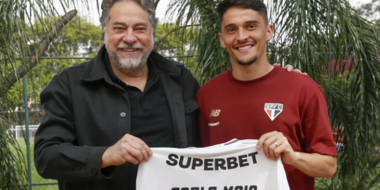 Pablo Maia renova contrato com o São Paulo até 2029. Volante formado em Cotia comemora permanência e já soma três títulos pelo Tricolor.