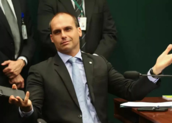 Eduardo Bolsonaro acusa a Polícia Federal e o ministro Alexandre de Moraes de vazarem dados de familiares após assalto à residência dos avós em Resende (RJ). Vítimas estão bem e caso segue investigado.