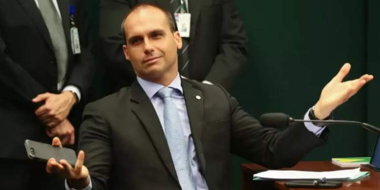 Eduardo Bolsonaro acusa a Polícia Federal e o ministro Alexandre de Moraes de vazarem dados de familiares após assalto à residência dos avós em Resende (RJ). Vítimas estão bem e caso segue investigado.