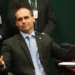 Eduardo Bolsonaro acusa a Polícia Federal e o ministro Alexandre de Moraes de vazarem dados de familiares após assalto à residência dos avós em Resende (RJ). Vítimas estão bem e caso segue investigado.
