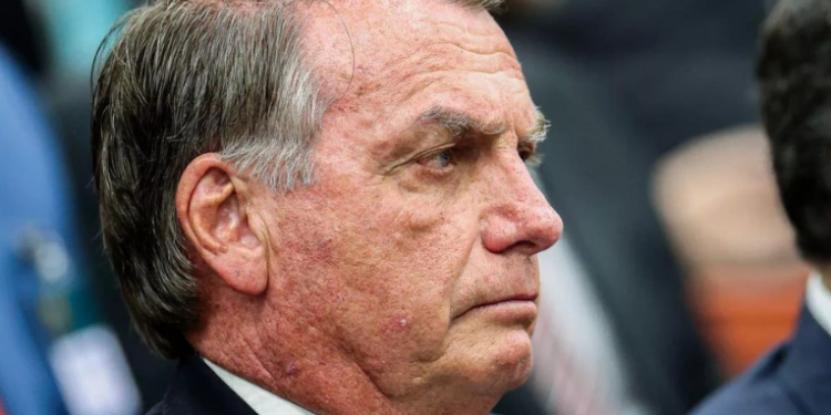 PF divulga que pen drive encontrado na casa de Jair Bolsonaro continha arquivos da Medicalfix, mas perícia descarta relevância para investigação.