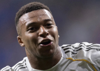 Vinicius Jr. entrou no segundo tempo, deu assistência para Mbappé e marcou o terceiro gol na vitória do Real Madrid por 3 a 0 sobre o Oviedo. Atacante iguala Gareth Bale como artilheiro histórico.