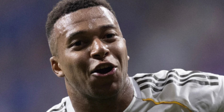 Vinicius Jr. entrou no segundo tempo, deu assistência para Mbappé e marcou o terceiro gol na vitória do Real Madrid por 3 a 0 sobre o Oviedo. Atacante iguala Gareth Bale como artilheiro histórico.