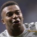 Vinicius Jr. entrou no segundo tempo, deu assistência para Mbappé e marcou o terceiro gol na vitória do Real Madrid por 3 a 0 sobre o Oviedo. Atacante iguala Gareth Bale como artilheiro histórico.