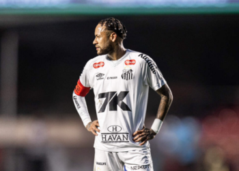 Santos foi derrotado pelo Bahia por 2 a 0 na Arena Fonte Nova, pela 21ª rodada do Campeonato Brasileiro. Time paulista acumula duas derrotas seguidas e se aproxima da zona de rebaixamento.