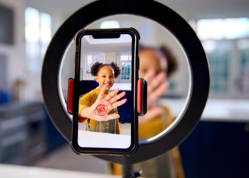 Após denúncias do influenciador Felca Bress sobre exploração infantil nas redes, especialistas e governo cobram regulamentação urgente das plataformas digitais para proteger crianças e adolescentes.
