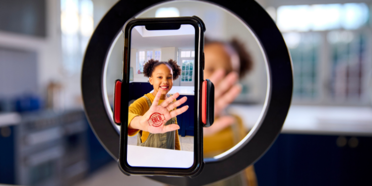 Após denúncias do influenciador Felca Bress sobre exploração infantil nas redes, especialistas e governo cobram regulamentação urgente das plataformas digitais para proteger crianças e adolescentes.