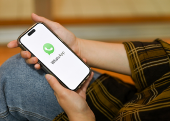 O WhatsApp permite enviar mensagens para si próprio, facilitando a organização pessoal, mas especialistas apontam que a falta de ferramentas específicas pode transformar essa prática em uma armadilha para a produtividade.