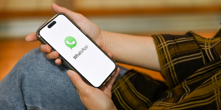 O WhatsApp permite enviar mensagens para si próprio, facilitando a organização pessoal, mas especialistas apontam que a falta de ferramentas específicas pode transformar essa prática em uma armadilha para a produtividade.