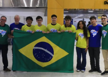 Delegação brasileira composta por cinco estudantes participa da Olimpíada Internacional de Astronomia e Astrofísica na Índia. Jovens relatam orgulho, expectativa e amor pela ciência.