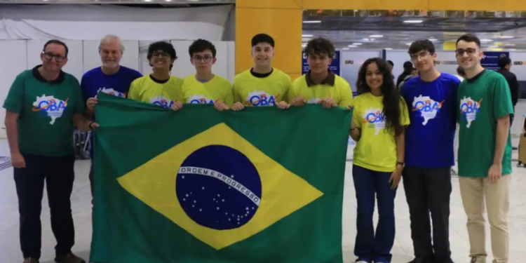 Delegação brasileira composta por cinco estudantes participa da Olimpíada Internacional de Astronomia e Astrofísica na Índia. Jovens relatam orgulho, expectativa e amor pela ciência.