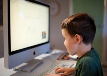 Câmara dos Deputados realizará sessão sobre segurança de crianças e adolescentes na internet. Discussão ganhou urgência após denúncias de exploração infantil em plataformas digitais.