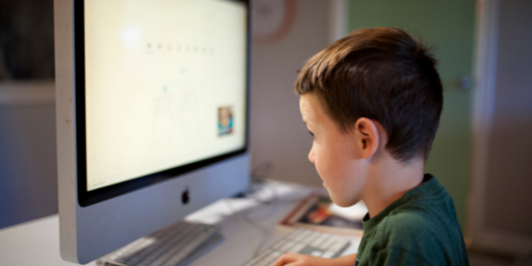 Câmara dos Deputados realizará sessão sobre segurança de crianças e adolescentes na internet. Discussão ganhou urgência após denúncias de exploração infantil em plataformas digitais.