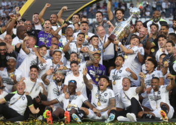 Botafogo disputa prêmio de Clube do Ano na Bola de Ouro 2025, ao lado de Paris Saint-Germain, Barcelona, Chelsea e Liverpool, após títulos nacionais e continentais em 2024.