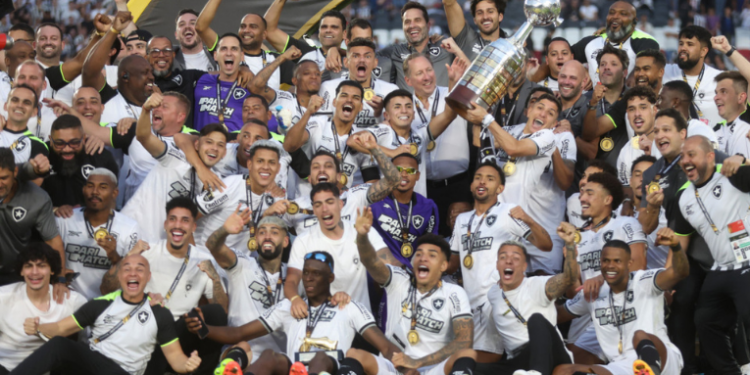 Botafogo disputa prêmio de Clube do Ano na Bola de Ouro 2025, ao lado de Paris Saint-Germain, Barcelona, Chelsea e Liverpool, após títulos nacionais e continentais em 2024.