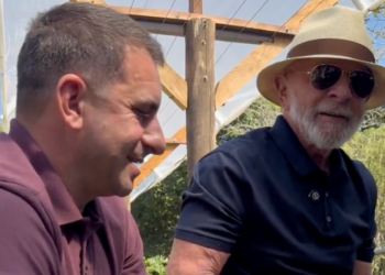 Lula planta uva Vitória no Palácio da Alvorada e envia mensagem a Donald Trump contra possível taxação da fruta. Presidente defende agricultura nacional e elogia a Embrapa.