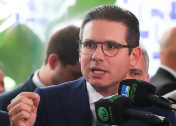 Mesa Diretora da Câmara encaminha pedidos de afastamento de 15 deputados, incluindo oposicionistas e uma petista, após motim e acusações de agressão. Processos seguem para a Corregedoria e depois ao Conselho de Ética.