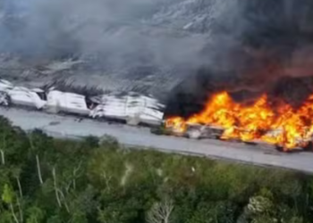 Incêndio de grandes proporções destruiu fábricas da Effa Motors e Valfilm em Manaus. Fogo durou mais de 40 horas e é o maior já registrado na capital, segundo o Corpo de Bombeiros.