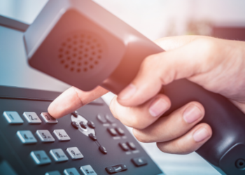 Anatel revoga obrigatoriedade do prefixo 0303 em chamadas de telemarketing e defende novo sistema de autenticação. Medida é criticada por entidades de defesa do consumidor.