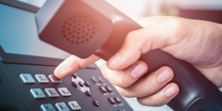 Anatel revoga obrigatoriedade do prefixo 0303 em chamadas de telemarketing e defende novo sistema de autenticação. Medida é criticada por entidades de defesa do consumidor.