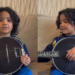 Neto de Arlindo Cruz, Antonio, de 5 anos, presta homenagem comovente ao avô, falecido aos 66 anos, e canta trecho de “O Show Tem Que Continuar”.